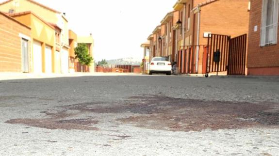 Lugar donde ocurrieron los hechos, junto a la sangre del toro del encierro de la madrugada del martes. 