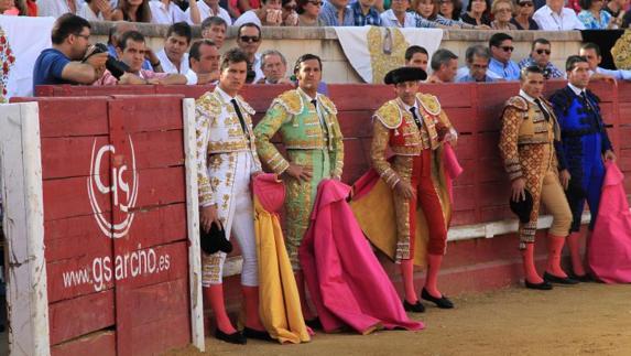 Los tres diestros, que salieron a hombros, momentos antes del inicio de la corrida. 