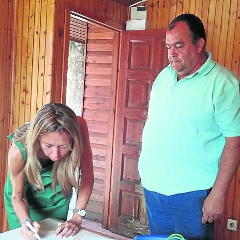 Carmen Fernández firma la cesión a Scooby.