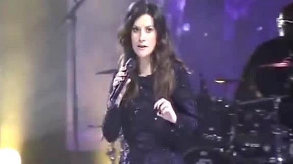 Laura Pausini interrumpe un concierto para formalizar una pedida gay