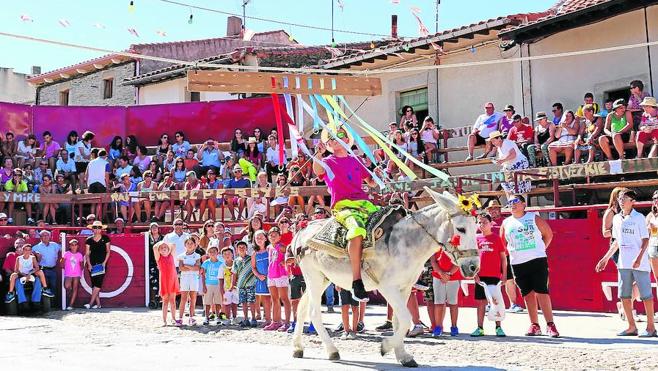 Uno de los quintos, que recogió dos cintas a la vez, cumpliendo con la tradición de esta fiesta.
