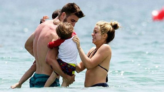 La familia Piqué-Shakira, al completo, en la playa. 