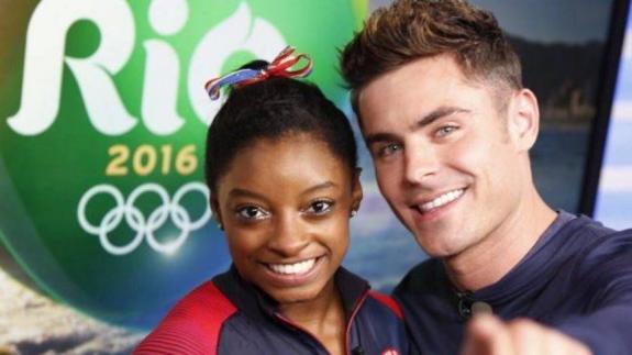 Simone Biles y Zac Efron. 