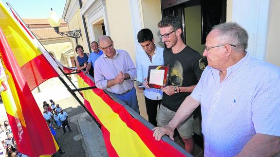 Álvaro de Arriba, con el reconocimiento, junto al alcalde Manuel Rufino García y al exatleta Sánchez Paraíso. 