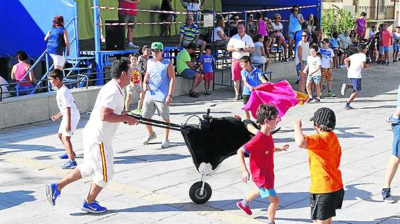 Los carretones hicieron correr a todos los niños en la plaza.