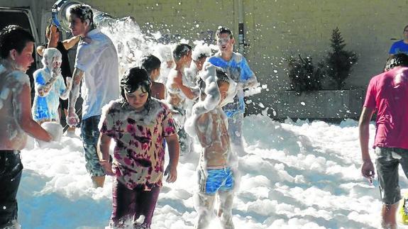Niños y jóvenes se divierten en la fiesta de la espuma en Guardo.