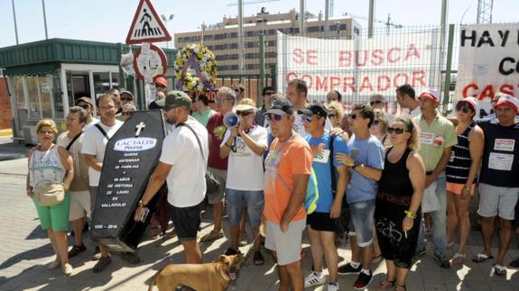 Trabajadores de Lauki protestan junto a la entrada.