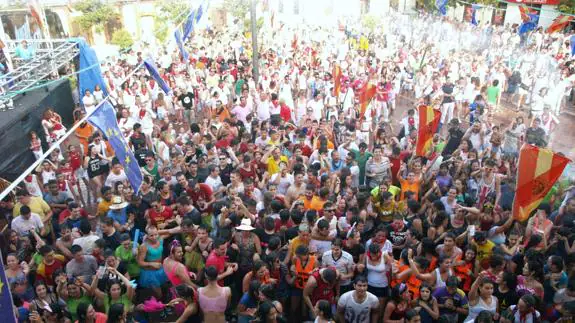 Vecinos y visitantes abarrotaron la Plaza Mayor de la localidad para mojarse.