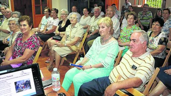 Numerosos vecinos acudieron a la charla en Fuentes de Valdepero.