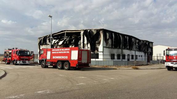 El incendio ya está sofocado, aunque los bomberos continúan refrescando la nave