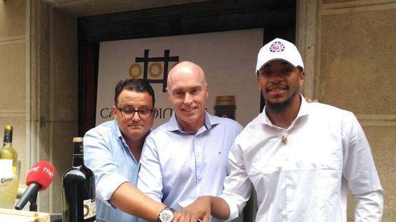 Óscar Mendiluce y Mike Hansen junto al nuevo jugador del CBC Valladolid Henri Wade-Chatman. 