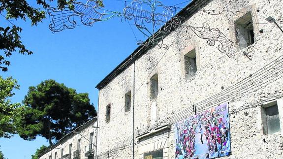 Iluminación festiva en la avenida de los Toros. 