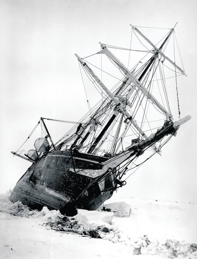 El ‘Endurance’ quedó atrapado en el hielo de la banquisa y tardó semanas en hundirse por completo. Los hombres escaparon en los botes salvavidas.