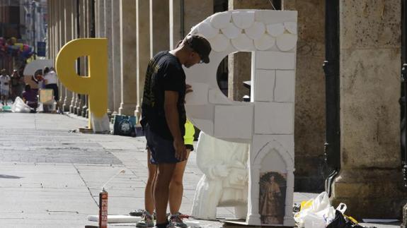 Un joven trabaja en una P en la Calle Mayor.