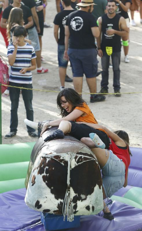 Las peñas se divierten en su fiesta en Las Moreras.