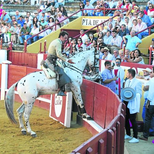Andy Cartagena saluda al tendido, a lomos de su caballo. 