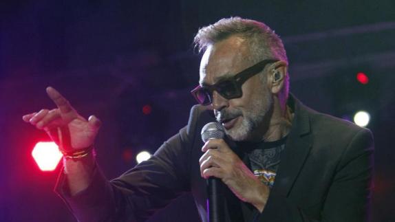 Rafa, cantante de La Unión, durante un concierto en Palencia.