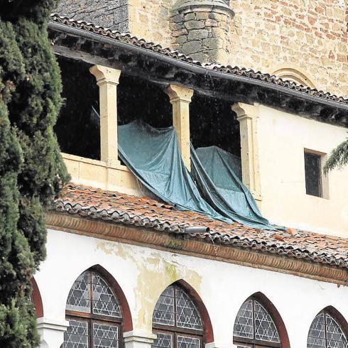 Lonas colocadas en una parte del monasterio para impedir las filtraciones de agua del tejado. 