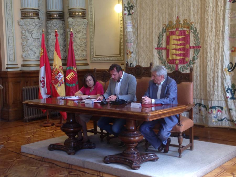 María Aurora Viloria, secretaria del jurado, Óscar Puente, alcalde de Valladolid, y Celso Almuiña, presidente del Ateneo. 