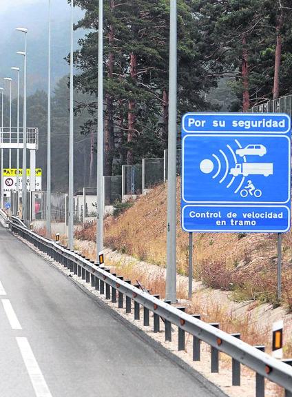 Señal que advierte de la presencia de un radar en la red viaria segoviana.