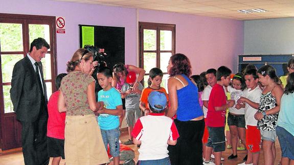 Niños y monitores en una de las actividades de uno de los pasados cursos de las Ludotecas. 