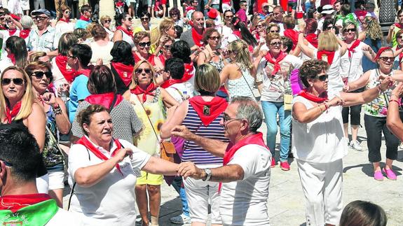 Baile de la Tronadera, ayer, en la Plaza Mayor de Cuéllar. 