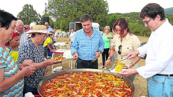 Vázquez, Silvia Clemente y Fernández-Mañueco reparten paella. 
