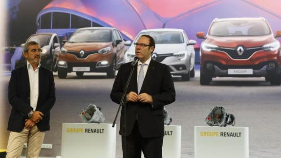 Jesús Presa, director de Comunicación de Renault y José Antonio del Olmo Velasco, director regional de Recsa, durante la presentación del stand de la multinacional automovilística en la Feria de Muestras de Valladolid.   