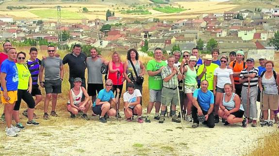 Los participantes, al finalizar la XVII Marcha entre Cevico Navero y Antigüedad.
