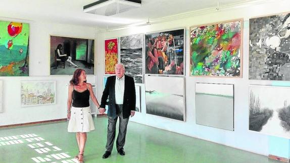 Manuel González Díaz y su hija María González Gajate posan en una de las salas de la exposición. 