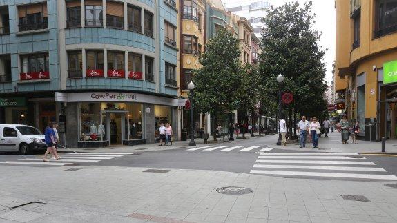 Entorno de la calle Corrida de Gijón, donde actuó el estafador.
