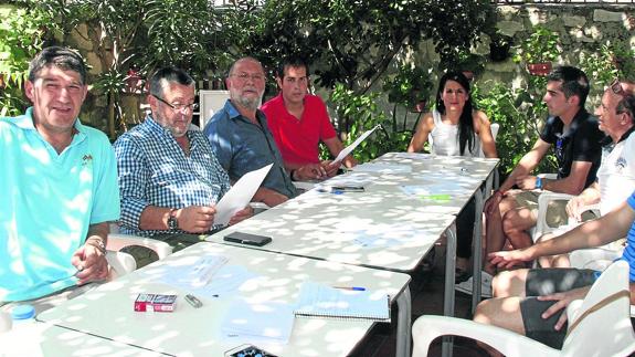 Los miembros del jurado, reunidos para elegir la ganadería y debatir sobre el ciclo de encierros. 