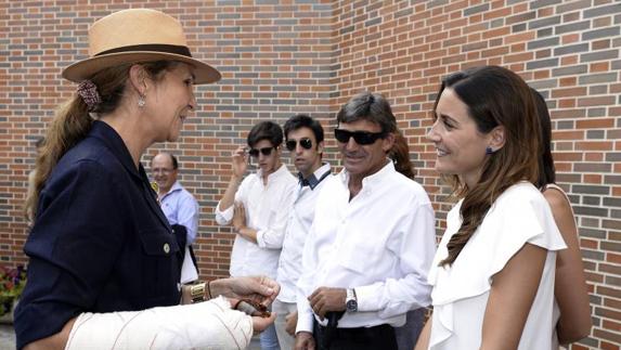 La infanta Elena (i) saluda a la viuda de Víctor Barrio, Raquel Sanz (d) a su llegada a la plaza de toros de Valladolid. 