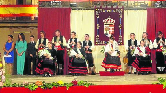 La presentación de la reina y sus damas prologa las Fiestas del Bustar