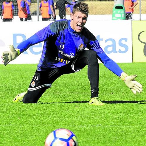 Isaac Becerra, en un entrenamiento esta campaña con el Real Valladolid