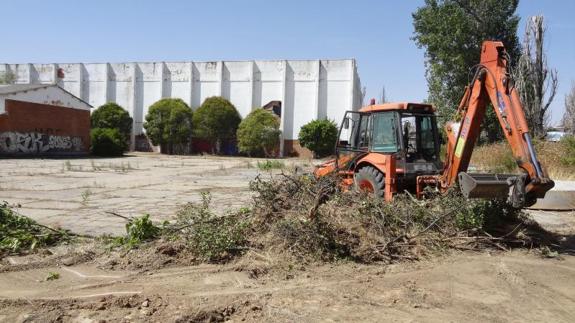 Los dueños asumen la limpieza y el vallado de la planta incendiada de Arroyo