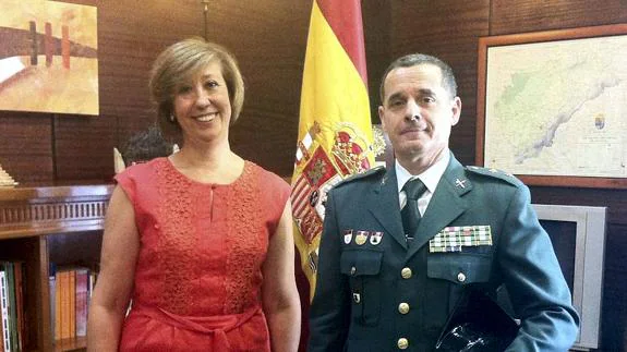 La subdelegada del Gobierno, Pilar Sanz, con el jefe de la Comandancia de la Guardia Civil de Segovia, José Luis Ramírez.