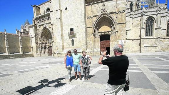 Un grupo de turistas se hacen una foto ante la catedral este verano. :