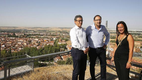 Facundo Pelayo, Alfonso Polanco y María Álvarez, sobre la plataforma, con las vistas de la ciudad de fondo, este martes. 
