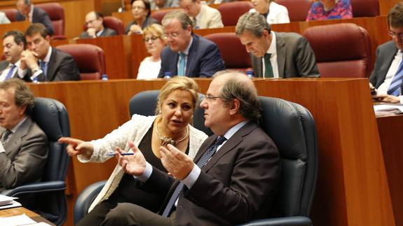 Herrera conversa en las Cortes con la vicepresidenta Rosa Valdeón.