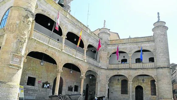 Fachada del Ayuntamiento de Ciudad Rodrigo y estado en el que se encuentran las volutas.