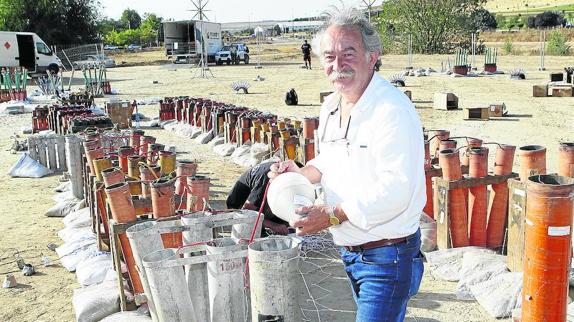 Pablo García Azcárate muestra la carcasa de un fuego artificial. 