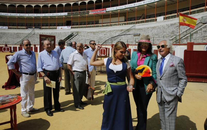 Un momento de la homenaje a Palomo Linares en la Plaza Mayor de Valladolid.