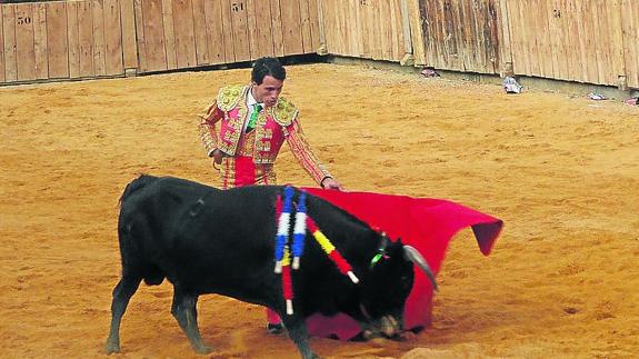 Eusebio Fernández, durante la faena. 