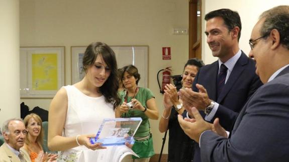 La premiada Sandra Pilar, junto a Ignacio Crespo, Ana María Cuesta de las Moras y Jose Antonio Salvador Insúa. 