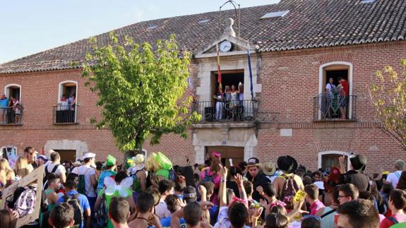 Vanesa Muela, en el balcón del Ayuntamiento de Laguna, durante el pregón que dio inicio a las fiestas.