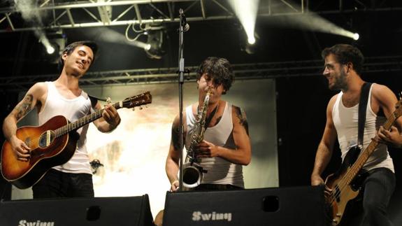 Tres de los integrantes de La Maravillosa Orquesta del Alcohol.