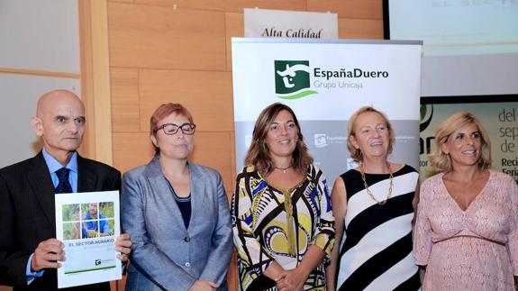 La consejera de Agricultura y Ganadería, Milagros Marcos , junto a la consejera delegada de Caja España-Duero, Luisa Lombardero  y la diputada de Economía, Chavela de la Torre, junto a los autores del informe.
