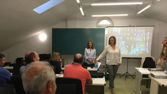 La presidenta de la Diputación, Ángeles Armisén, se dirige a los asistentes del curso para aprender a tramitar mediatne procedimientos electrónicos. 