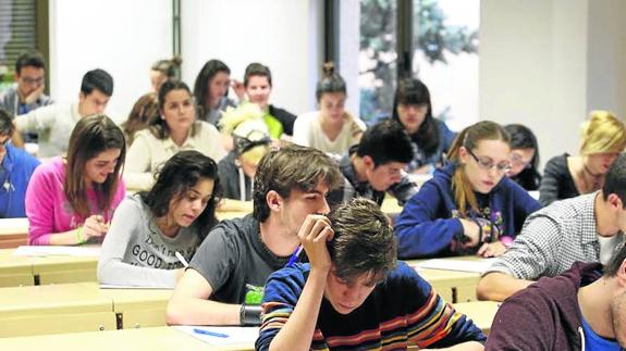 Un grupo de alumnos realiza las pruebas de la selectividad en una facultad de la Usal. 